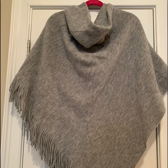 Grey Shawl Cape with Toggle Closing - Picture 5 of 7